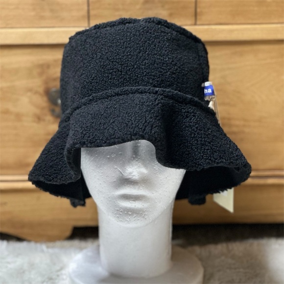 NWT Revolve Hat Attack Reversible Faux Shearling Bucket Hat Black Women’s OS - Picture 2 of 10